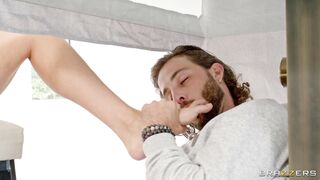 Charli Phoenix serves two cocks with her mouth