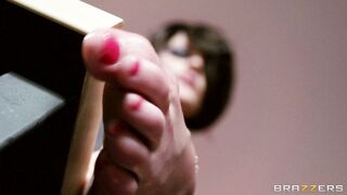 Joslyn James enjoys sexy feet licking