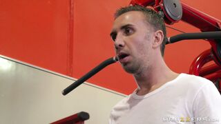 Nina Elle shows off her great tits in the gym