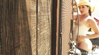 Sheena Ryder showing off her plump ass outdoor