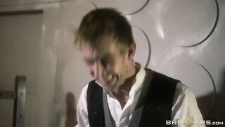 Blue-skinned chick Victoria Summers giving nice head