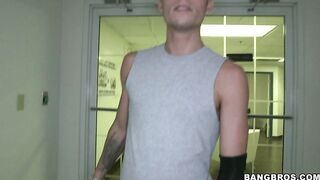 Sexy MILF Luna Star fucks sex machine