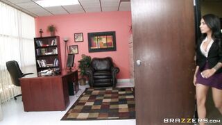 Lela Star rubs her clit in her office