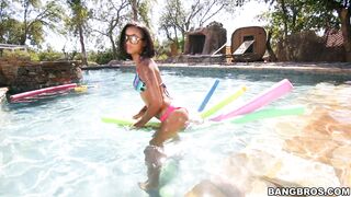 Skin Diamond posing and teasing in the pool