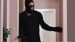 Cassidy Banks found a panty-sniffing pervert in her house