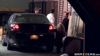 Dahlia Sky lets him fuck her cunt with fingers