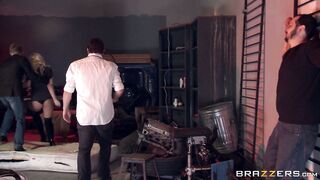 Dahlia Sky lets him fuck her cunt with fingers