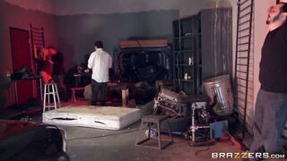 Dahlia Sky lets him fuck her cunt with fingers