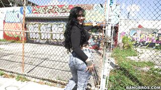 Carmen De Luz shakes her giant booty in public