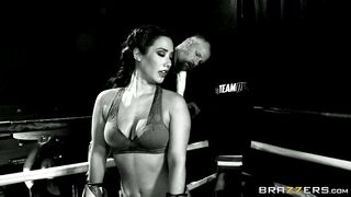 Eva Lovia boxing Peta Jensen in the middle of the ring